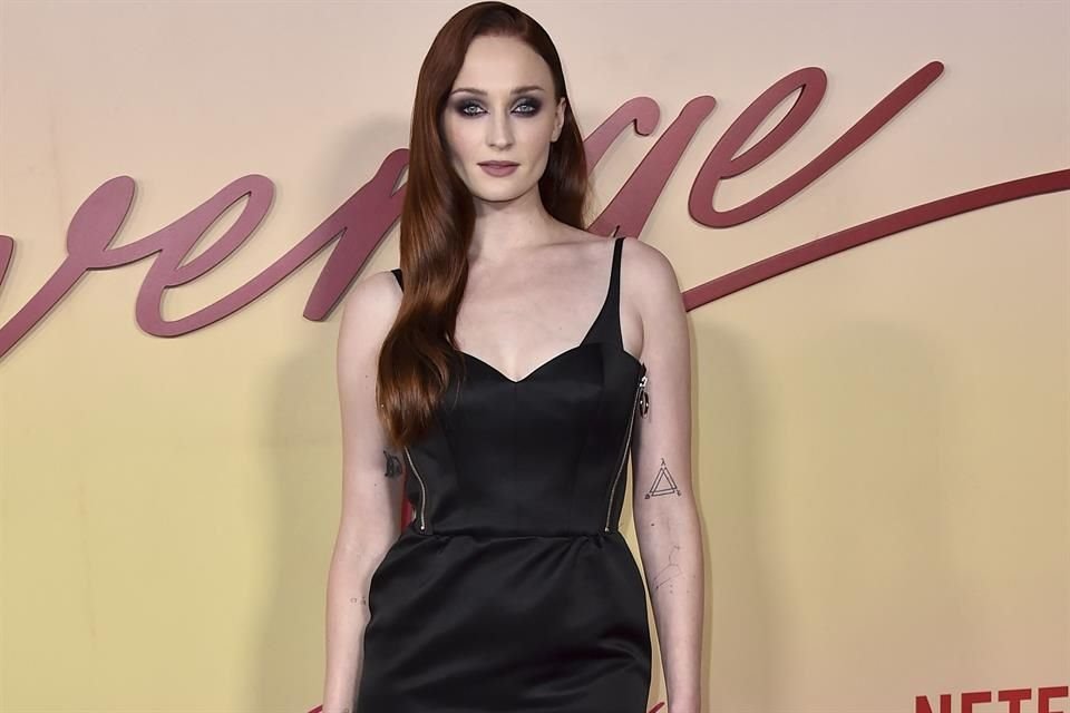 Sophie Turner fue fotografiada dando un beso a Peregrine Pearson, quien se confirmó como su nuevo novio, luego de la ruptura con Joe Jonas.