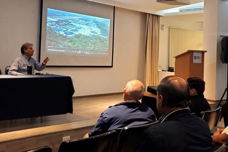 Juan Ignacio Barragán, director de Agua y Drenaje durante reunión con integrantes de la organización civil Vertebra.