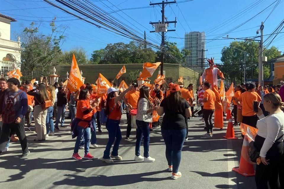 Decenas de simpatizantes cerraron la calle Padre Mier, frente a la sede estatal de Movimiento Ciudadano.