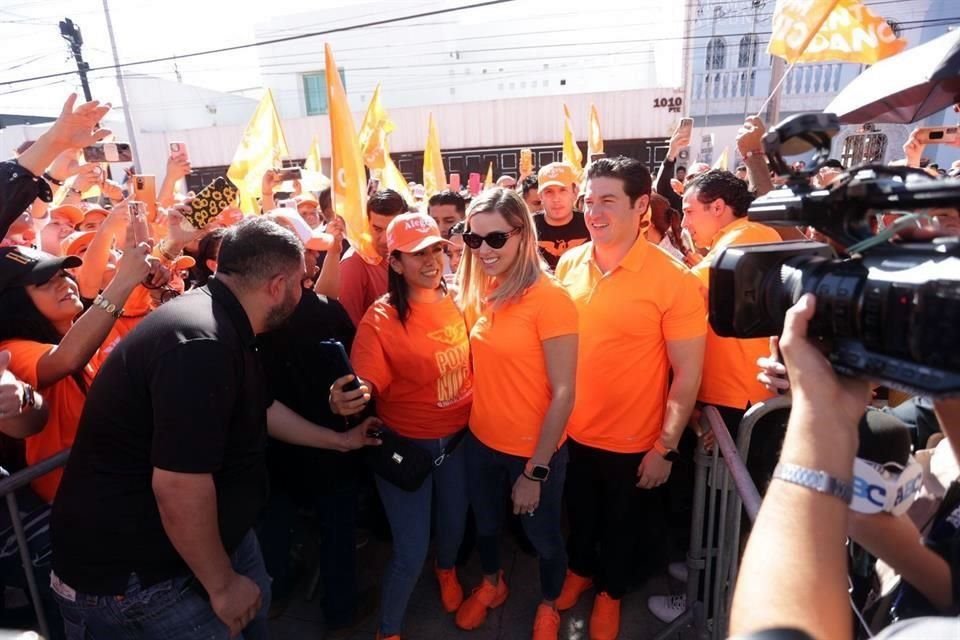 Mariana Rodríguez llegó junto con el Gobernador Samuel García.