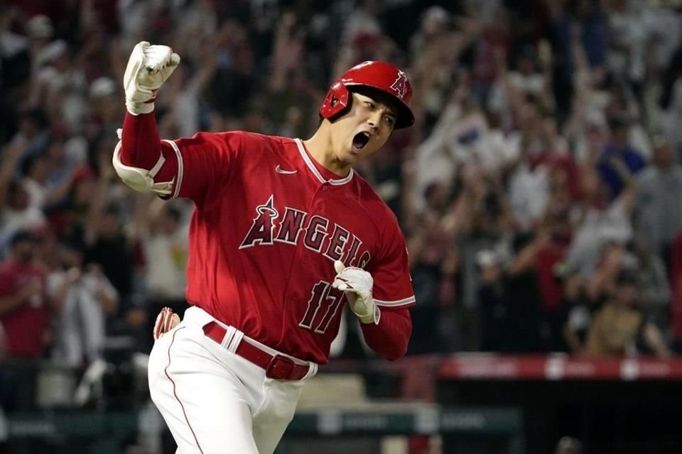 Shohei Ohtani firmó por 700 millones de dólares y 10 años con los Dodgers, el mayor contrato de la historia del deporte estadounidense.