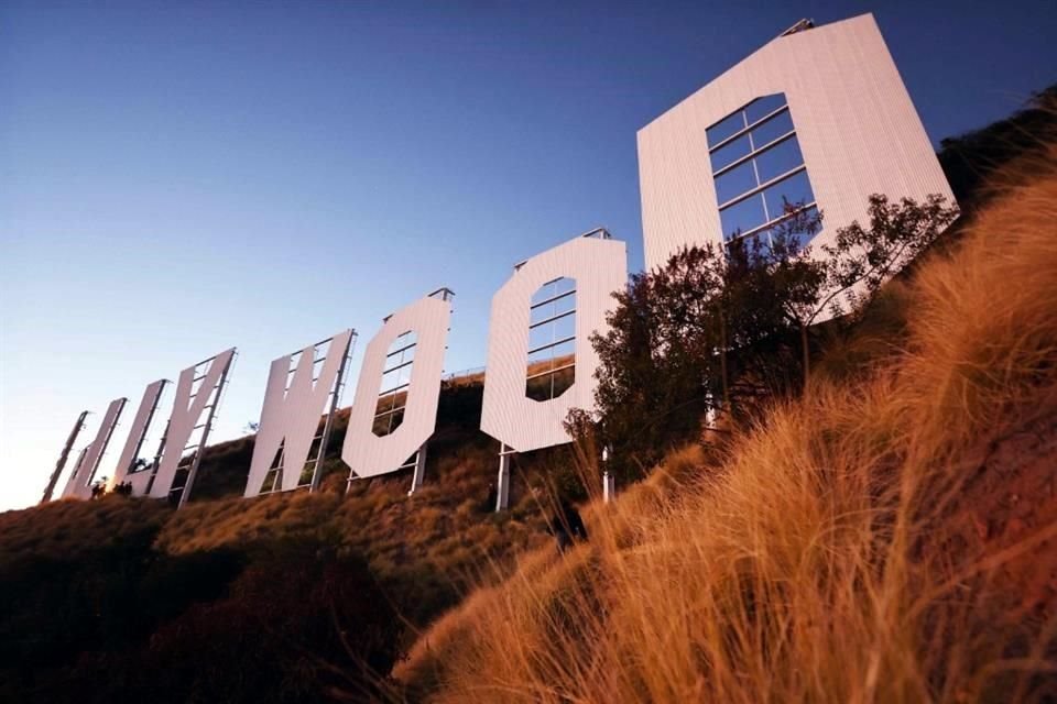 El icónico cartel de Hollywood cumple cien años y lo celebra renovado y con un encendido de luces.