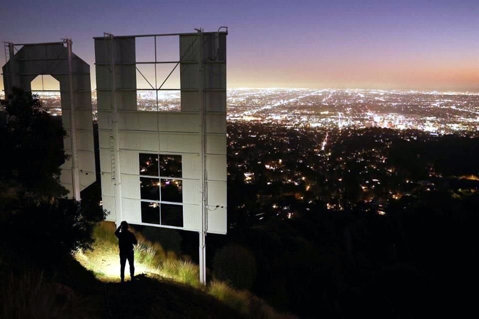 El icónico cartel de Hollywood cumple cien años y lo celebra renovado y con un encendido de luces.