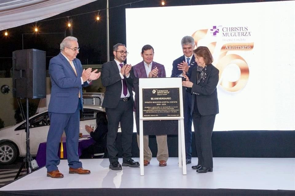 Develación de placa por el 85 aniversario.