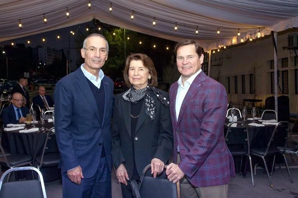 Francisco Garza, Angelina Zambrano y Lic. Mauricio Zambrano.