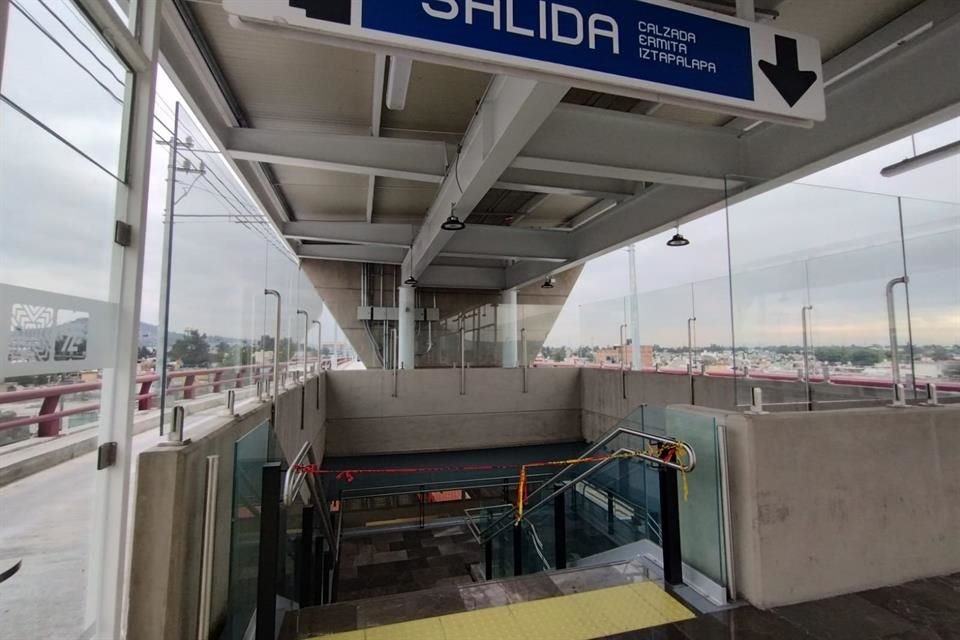 La estación Tulipán fue inaugurada el 26 de noviembre, un año más tarde que el resto de la línea.