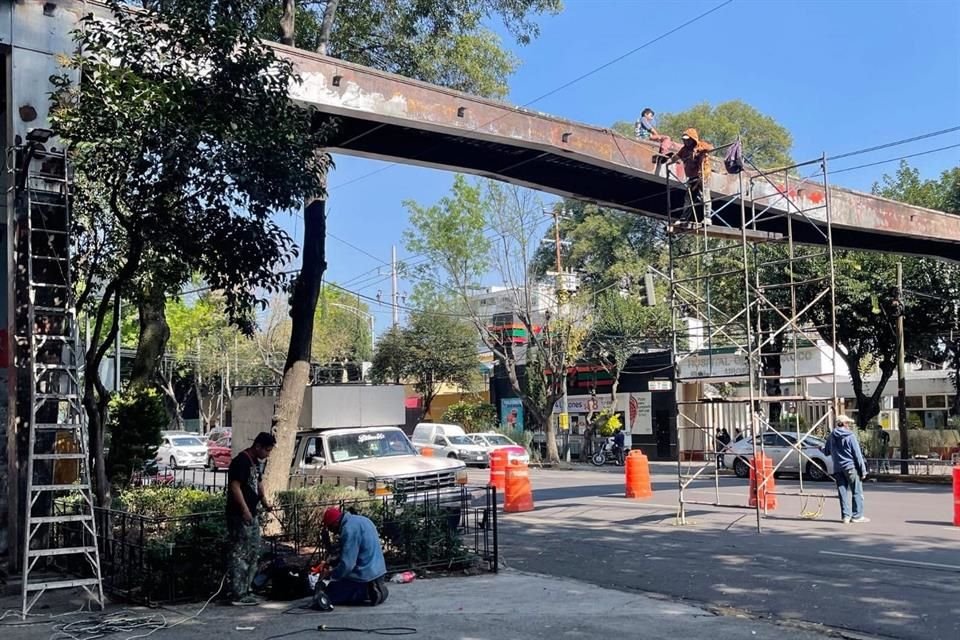 El puente ubicado en Avenida México Coyoacán fue retirado por ser considerada obsoleta tras modificaciones en la vía.