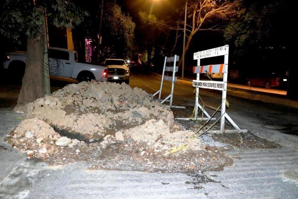 Malos olores, desechos, y aguas negras escurriendo por las calles son parte de lo que diariamente viven habitantes de Colonial de la Sierra, en San Pedro.