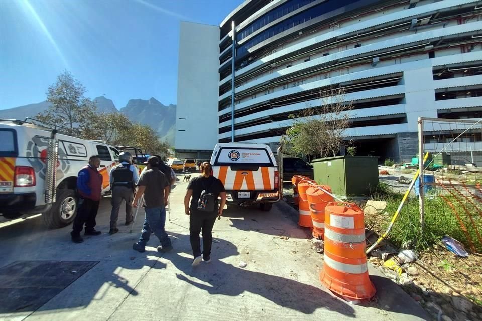 Plaza Sikara en Avenida Alejandro de Rodas, Cumbres Élite, Monterrey.