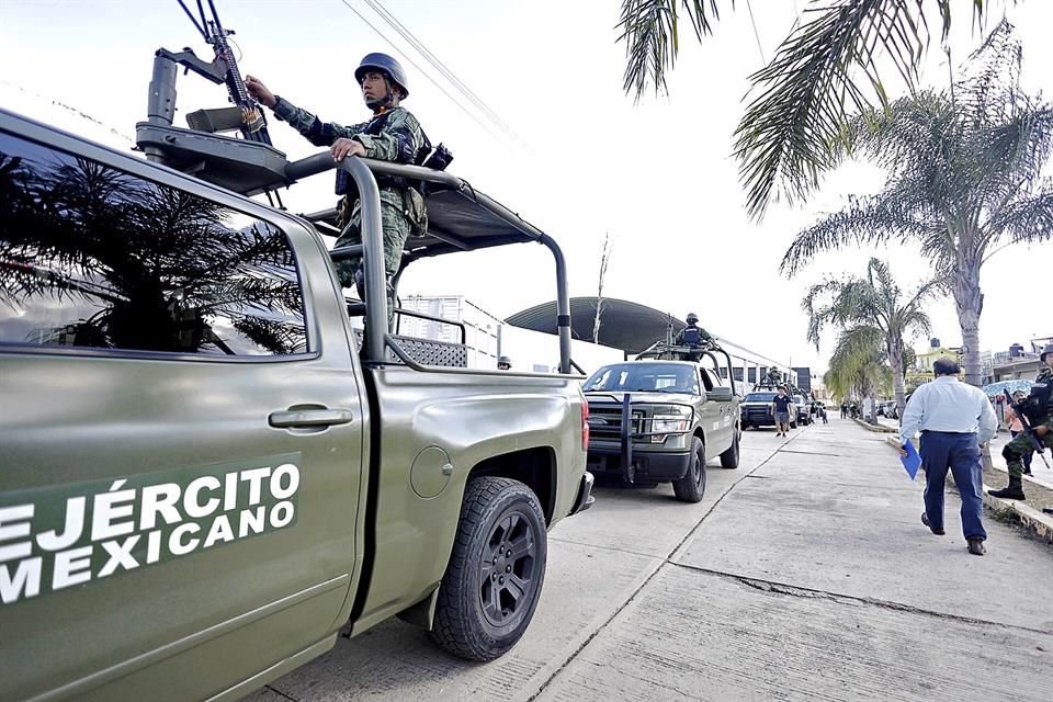 AMLO viajó escoltado por policías y camiones del Ejército.