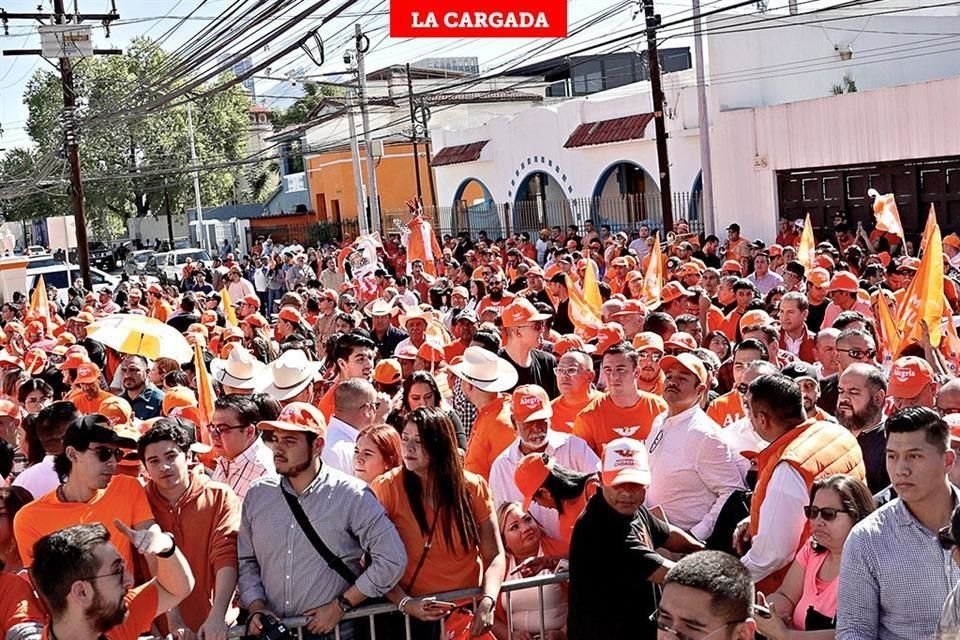 Decenas de simpatizantes con colores 'fosfo fosfo' acudieron a apoyar a Mariana Rodríguez.