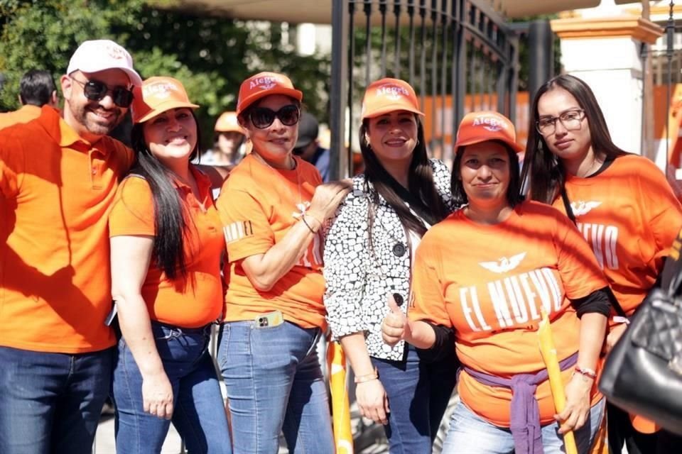 Las playeras naranjas y los tenis 'fosfo-fosfo' acapararon la zona.