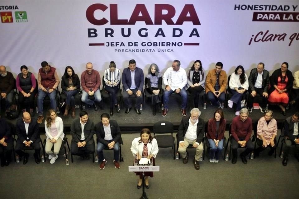 En conferencia, Clara Brugada presentó a su equipo de campaña.