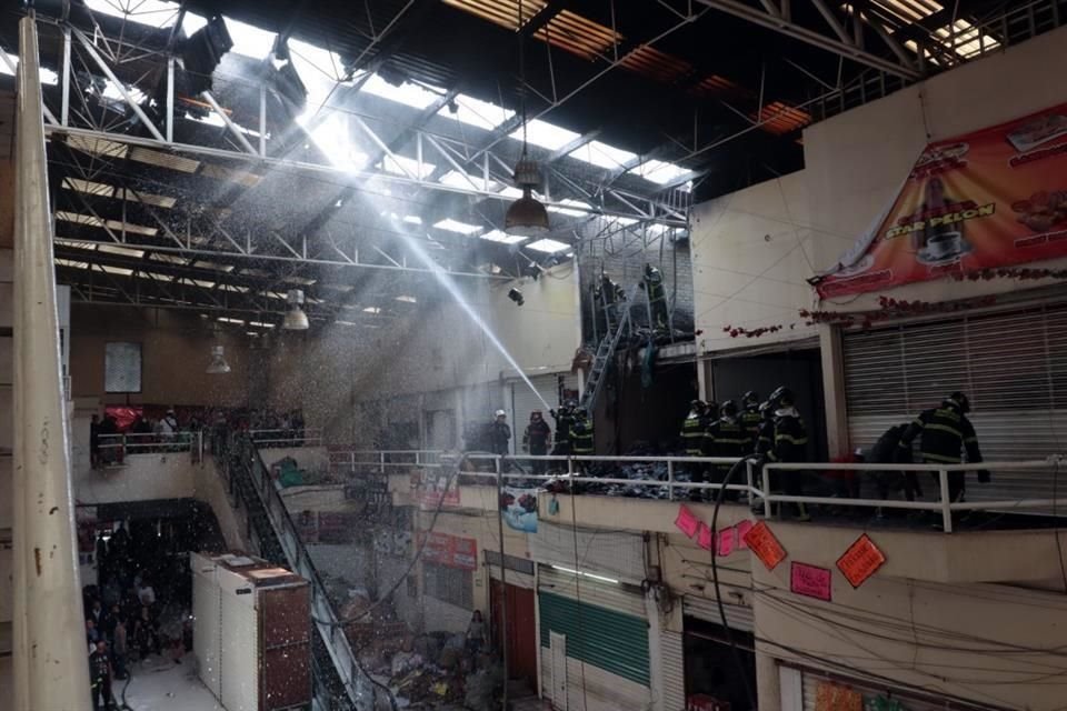 Bomberos sofocaron el incendio en la plaza Pasaje el Dorado que consumió un local en dónde se almacenaban zapatos.