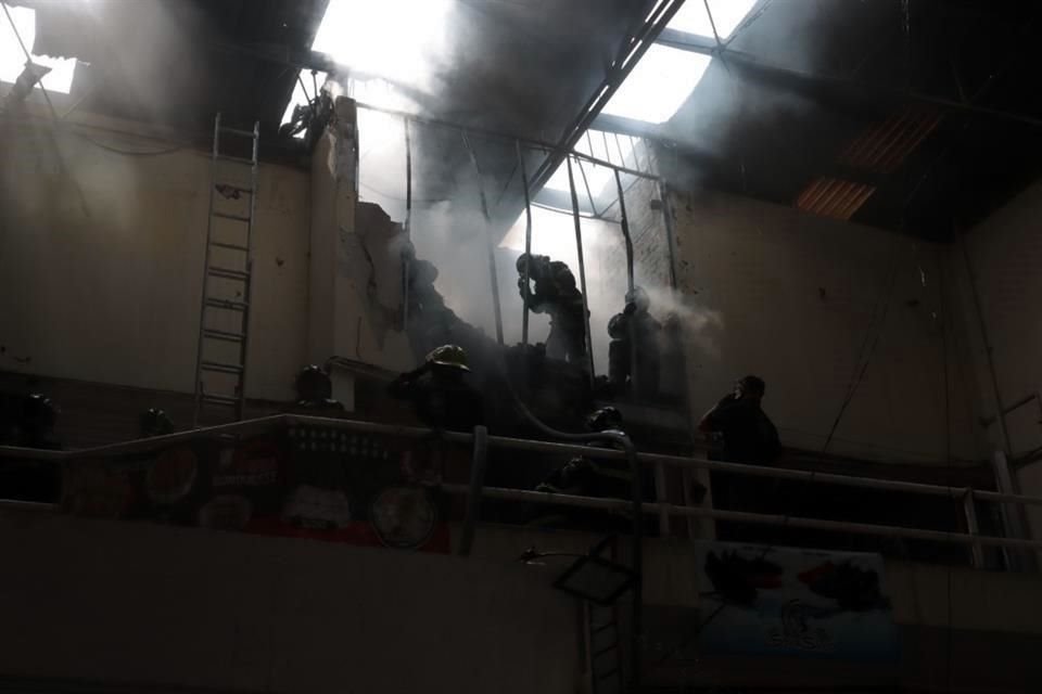 El fuego consumió una bodega del segundo nivel, donde había varias toneladas de chanclas y pantuflas.