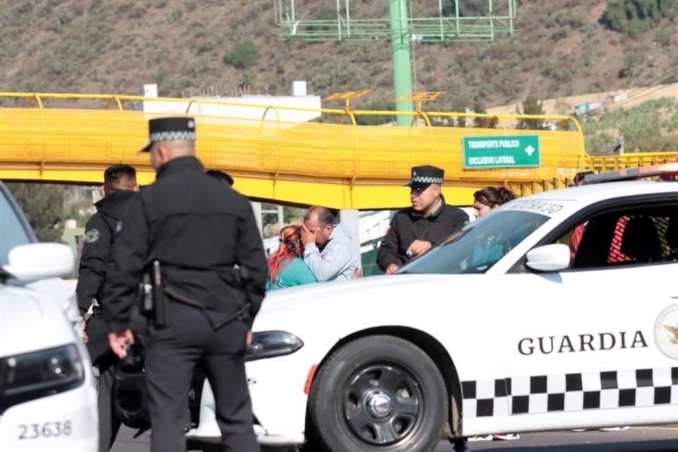 Familiares de Óscar acudieron a reconocer el cuerpo.