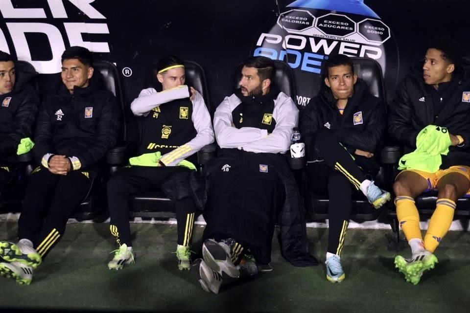 En una imagen poco usual, André-pierre Gignac salió a la banca para la vuelta de la Semifinal ante Pumas.