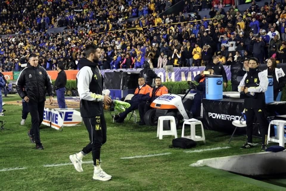 En una imagen poco usual, André-pierre Gignac salió a la banca para la vuelta de la Semifinal ante Pumas.