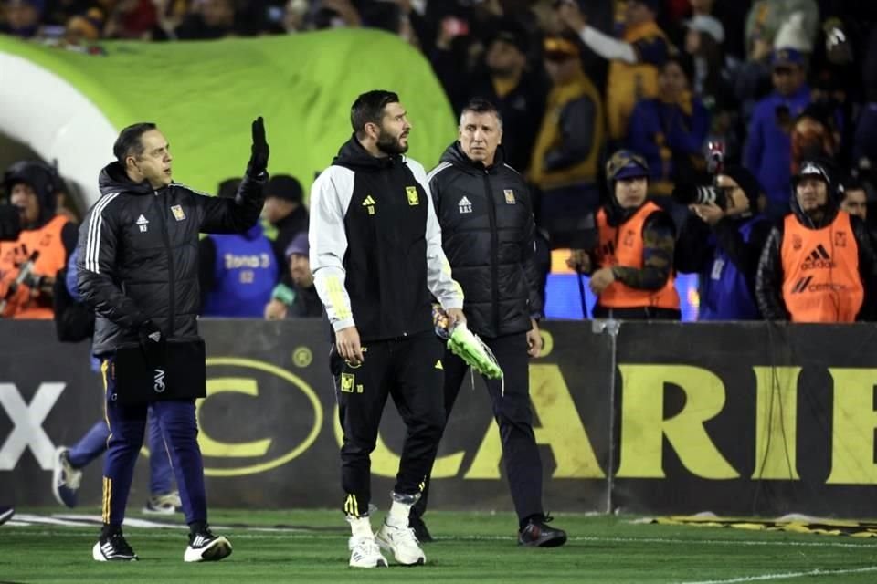 En una imagen poco usual, André-pierre Gignac salió a la banca para la vuelta de la Semifinal ante Pumas.