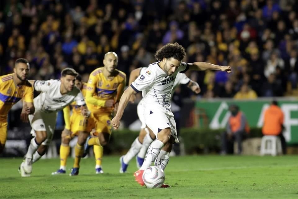Nahuel Guzmán le detuvo un penal a César Huerta durante el primer tiempo.