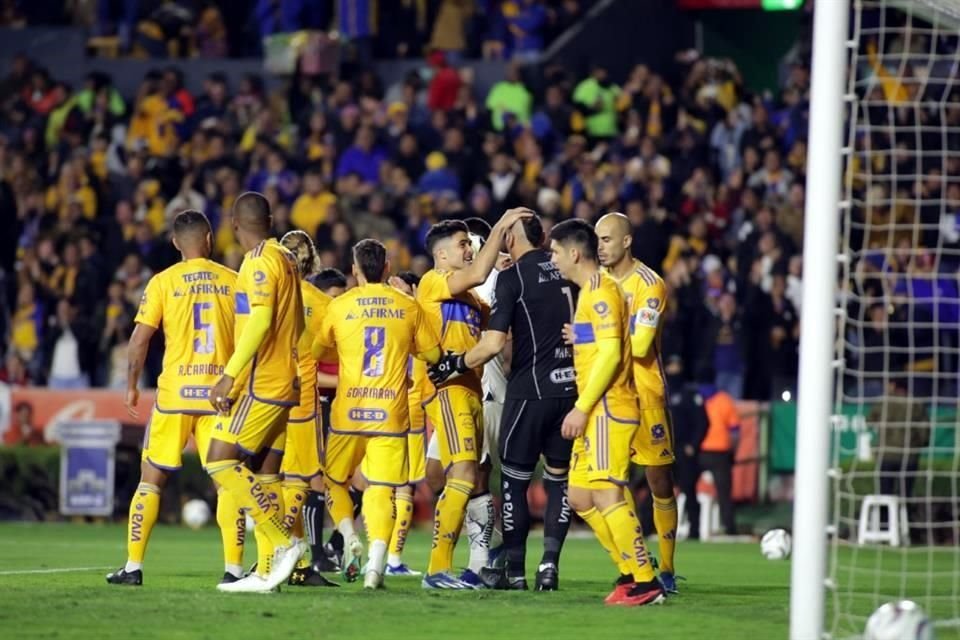 Nahuel Guzmán le detuvo un penal a César Huerta durante el primer tiempo.