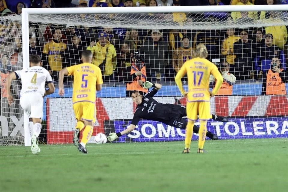 Nahuel Guzmán le detuvo un penal a César Huerta durante el primer tiempo.