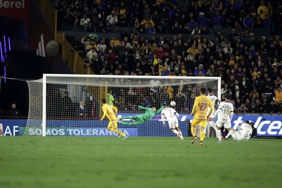 Juan Pablo Vigón igualó el encuentro y le regresó a Tigres la ventaja en el marcador global tras un disparo dentro del área.