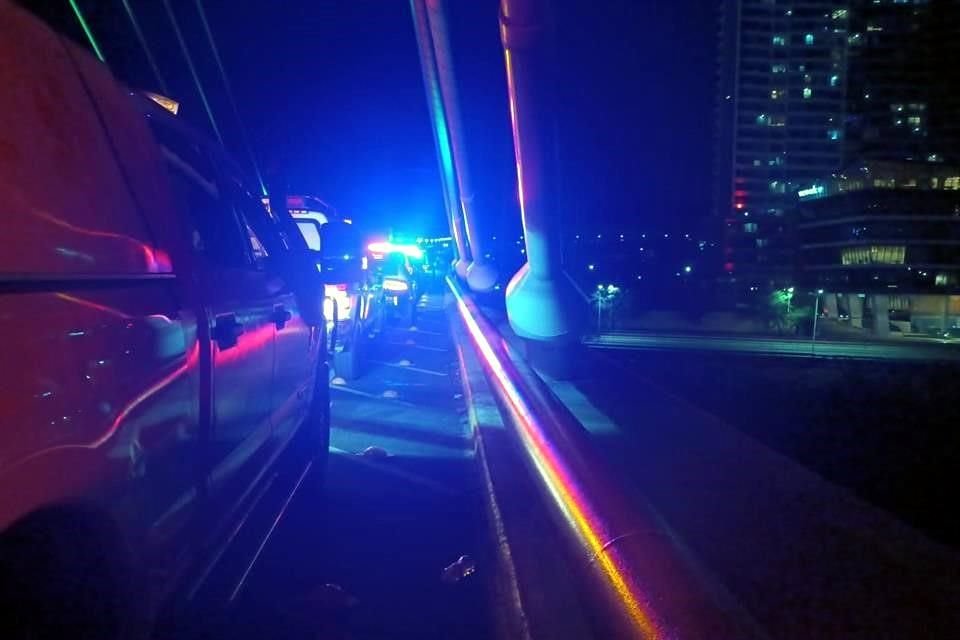 Policía de San Pedro convenció a la joven de no saltar del Puente Atirantado.