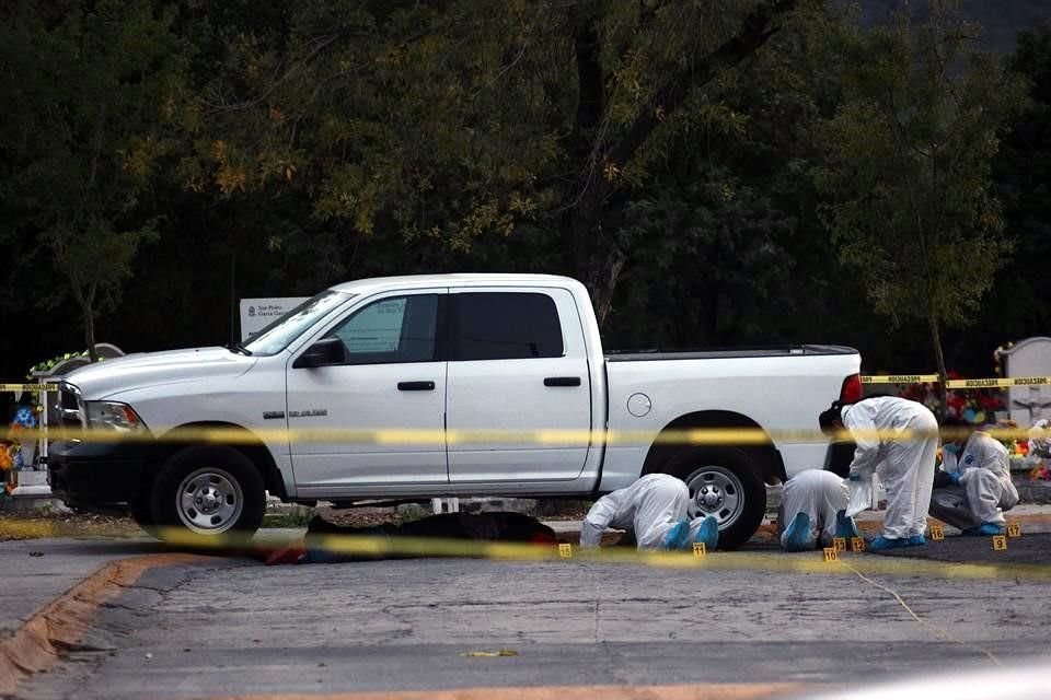 A punto de salir del panteón, la familia fue interceptada por hombres armados, asesinando a dos hombres e hiriendo gravemente a una niña, que falleció después.