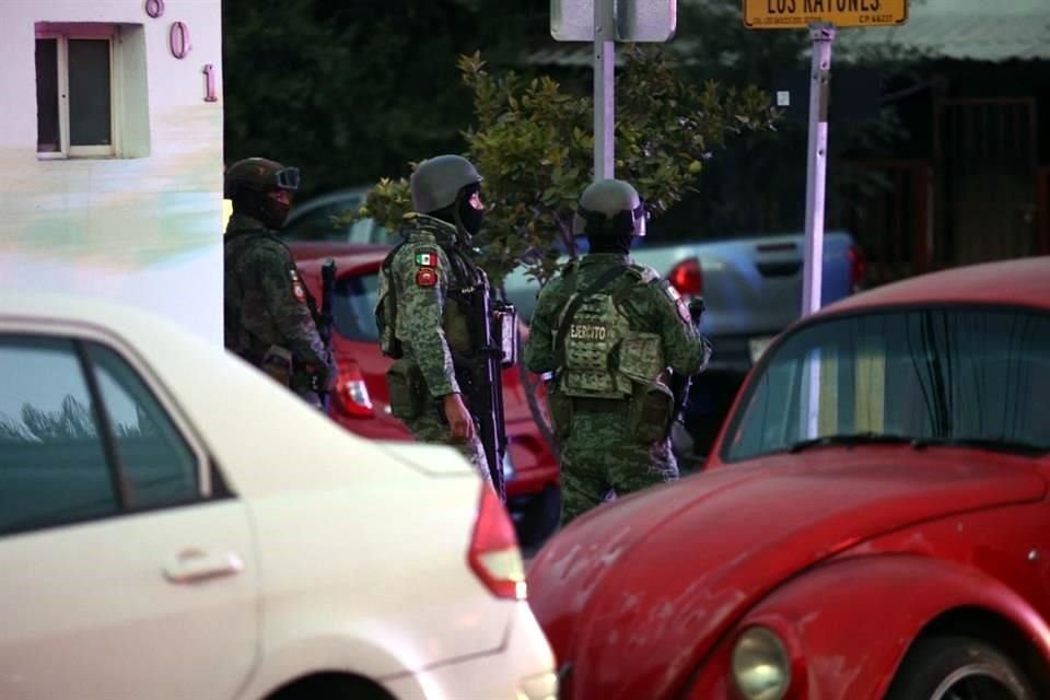 Los elementos militares custodiaron la zona alrededor del panteón, ubicado en los límites con Santa Catarina.