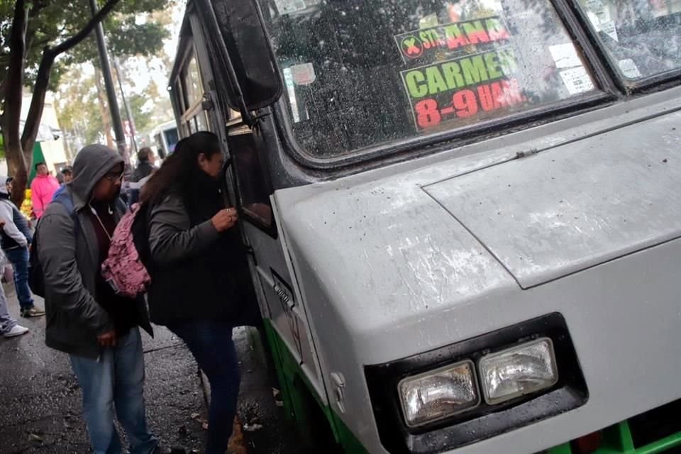 Operadores de transporte público de la zona sur de la Ciudad de México se manifiestaron ayer en la Alcaldía Coyoacán.