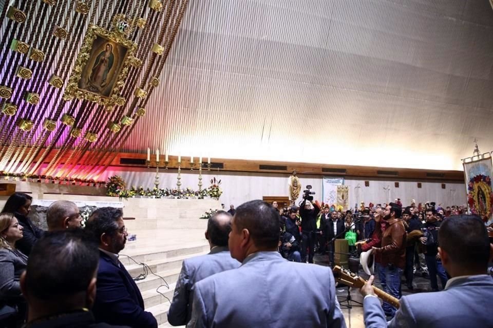 Un grupo tocó las tradicionales mañanitas a la Virgen en su día.