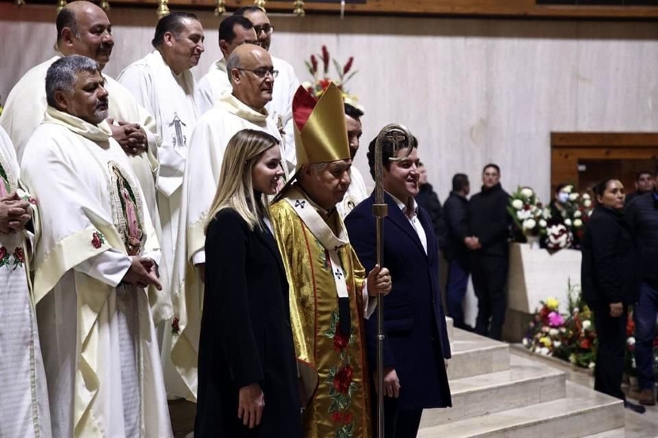 El Mandatario estatal y su esposa posaron junto al Arzobispo en la celebración.