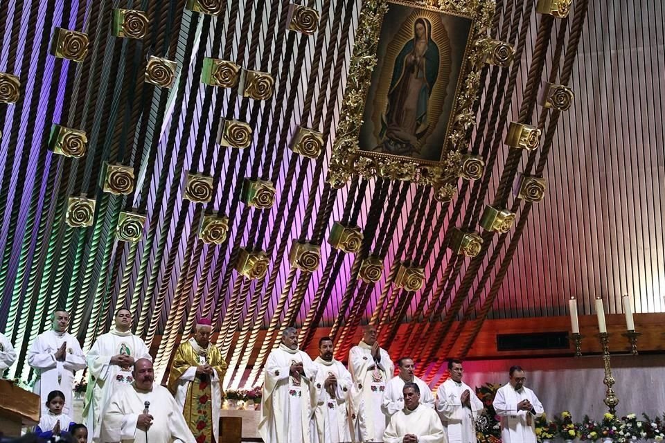 La Basílica de Guadalupe lució colorida en la zona donde se localiza el cuadro de la Virgen.