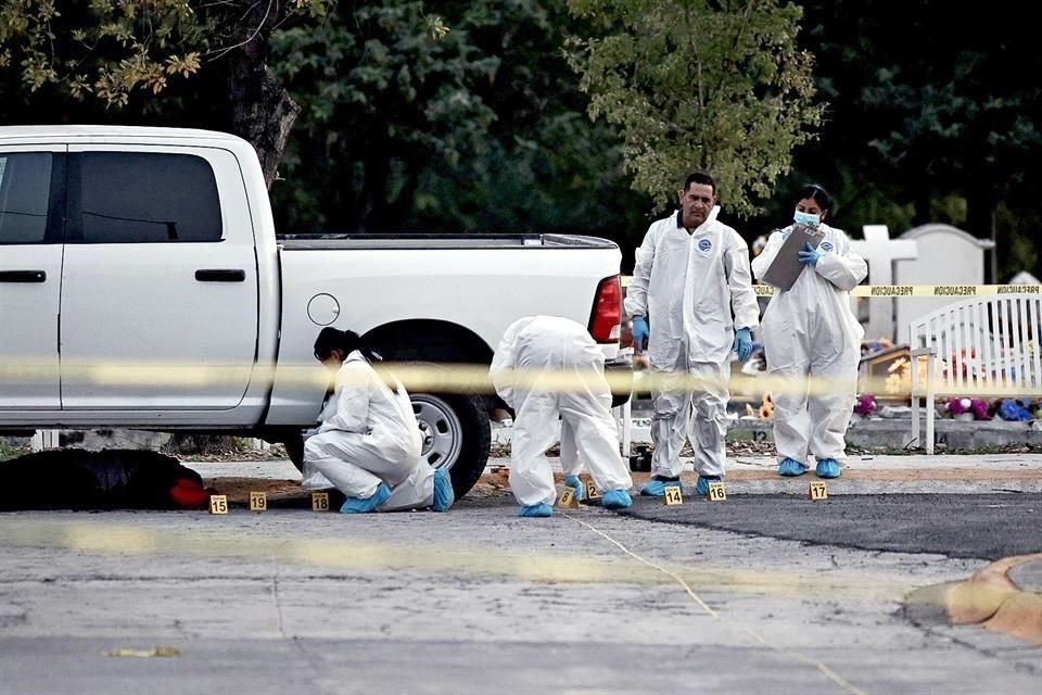 Los dos ejecutados quedaron junto a la puerta del panteón, uno abajo de una camioneta (foto). La niña fue trasladada para atención médica, pero murió en el trayecto.