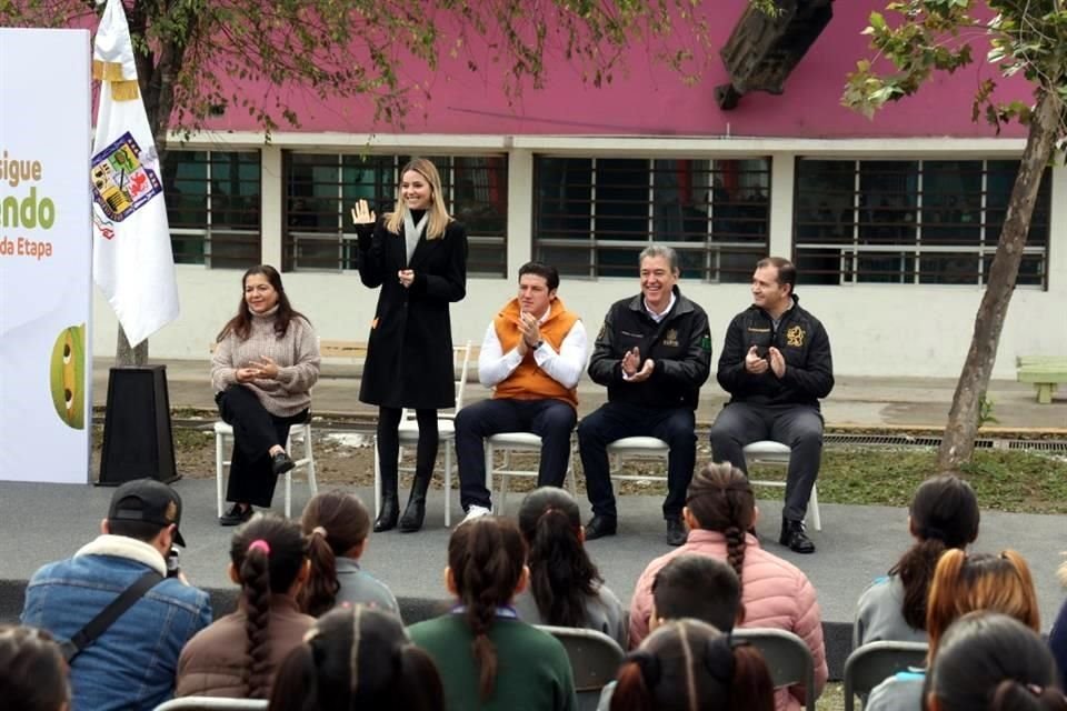 Samuel García acompaña a su esposa en los eventos.