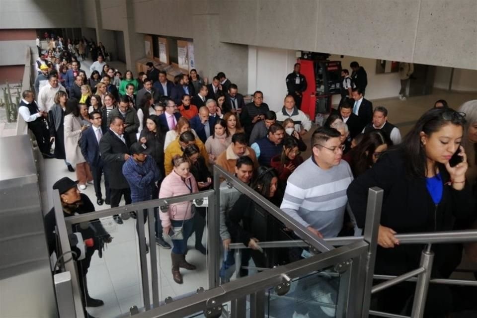 Evacuación de personas en la Cámara de Diputados.