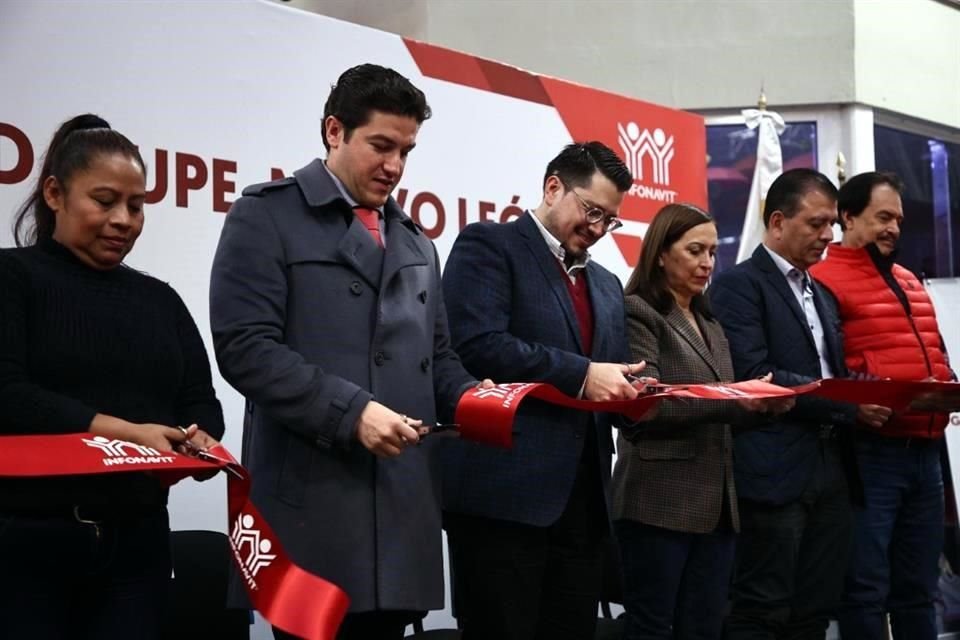 En el evento estuvieron presentes el Gobernador Samuel García, la Alcaldesa de Guadalupe, Cristina Díaz, y el director nacional de Infonavit, Carlos Martínez Velázquez.