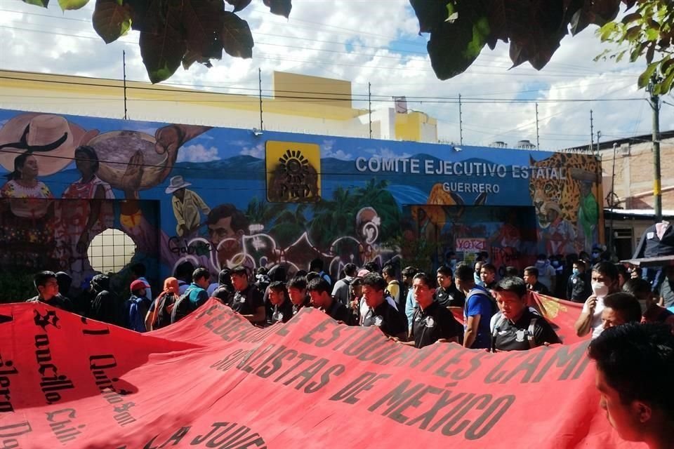 Marcha por Gabriel Echeverría de Jesús y Jorge Alexis Herrera Pino en calles de Chilpancingo, Guerrero.