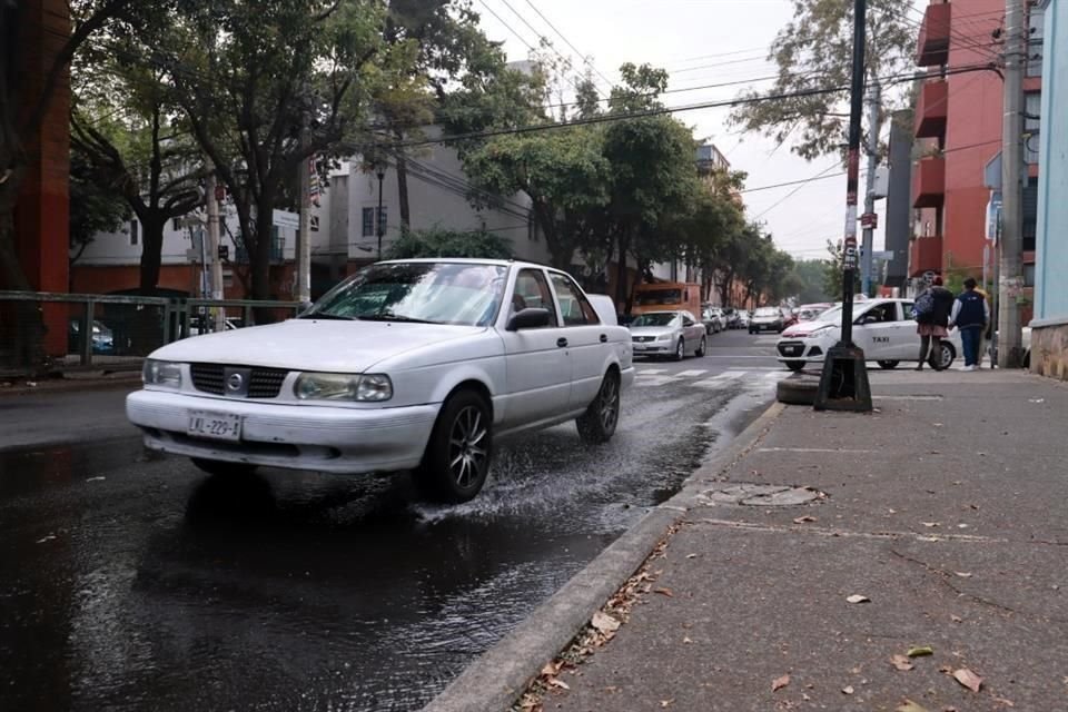 Vecinos  de la Colonia Mixcoac señalaron que momentos después del microsismo comenzó la fuga de agua.