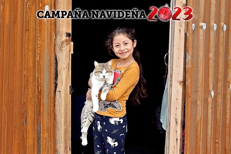 La pequeña Arely con su gato Garfield. La niña sería muy feliz con una Barbie con accesorios y una bicicleta.