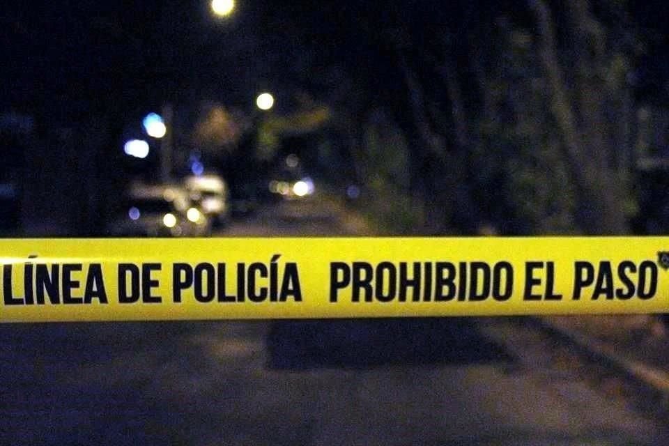 Una mujer fue baleada cuando fue por su hija a la escuela la tarde de este lunes en la Colonia Cuautepec; dos hombres habrían disparado y luego huyeron. 