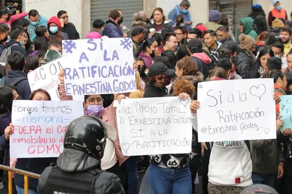 Afuera del Congreso se realiza una manifestación a favor de la ratificación de Ernestina Godoy.