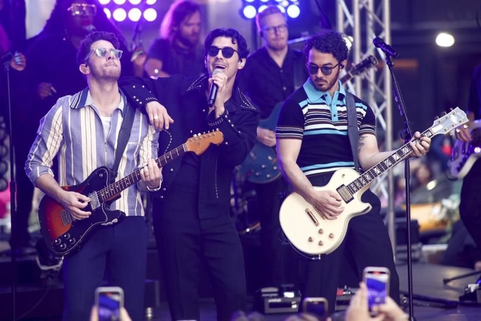 Los Jonas Brothers anunciaron que volverán a México en 2024, como parte de su gira titulada 'Five Albums. One Night'.