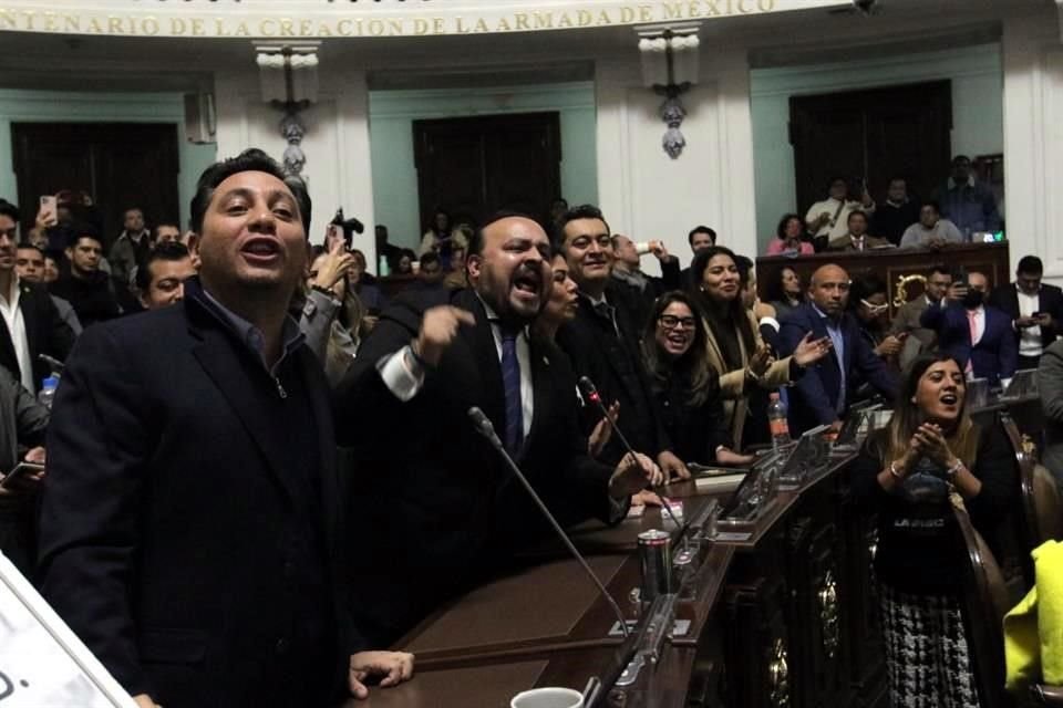 Y tras el debate, el festejo. La Oposición vio como una victoria el resultado de la sesión.