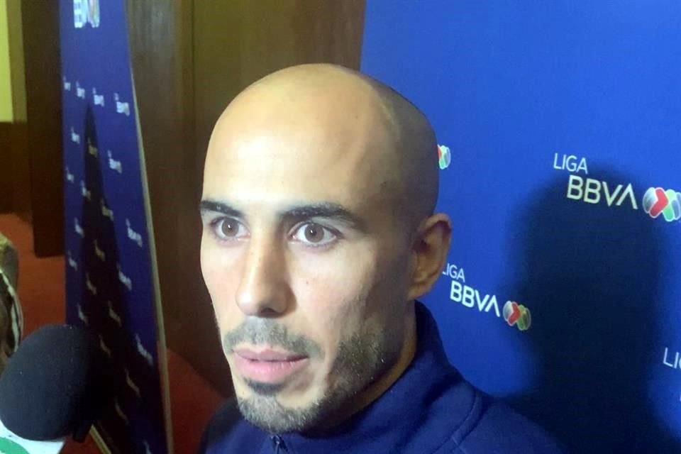 Guido Pizarro atiende a los medios en un hotel de San Pedro.