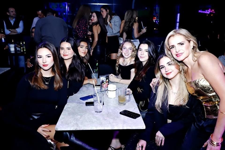 Karla Serna, Luciana Cantú, Roberta Treviño, Roberta Garza, Viviana Lozano y Andrea Cavazos con la festejada