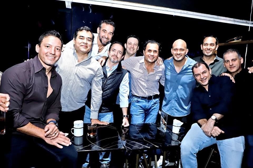 Carlos Medina, Rolando González, Jaime Scott, Leonel Garza, Eugenio Bortoni, Rubén Fernández, Paco Garza, Javier Arroyo, Mauricio Canavati y Memo Knoell