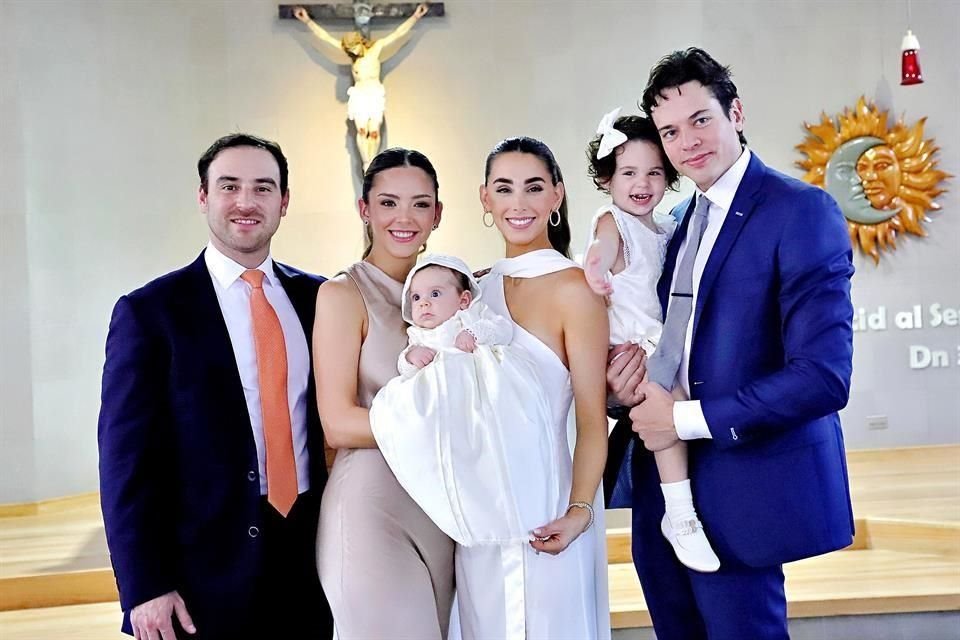 Jorge González, Daniela Segovia de González, el bautizado, Sofia Torre de Segovia, Noa Segovia Torre y Roberto Segovia Siller