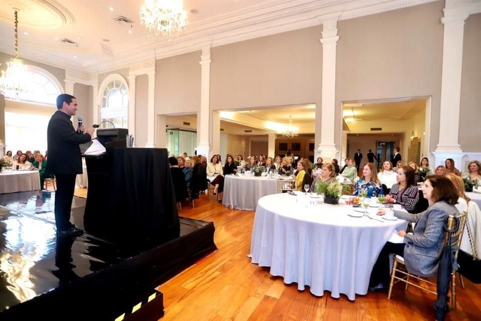 Una mañana de convivencia viven los asistentes al Brunch Navideño del Casino Monterrey, lugar en donde el Padre Noel Lozano ofrece una charla de reflexión sobre la época.